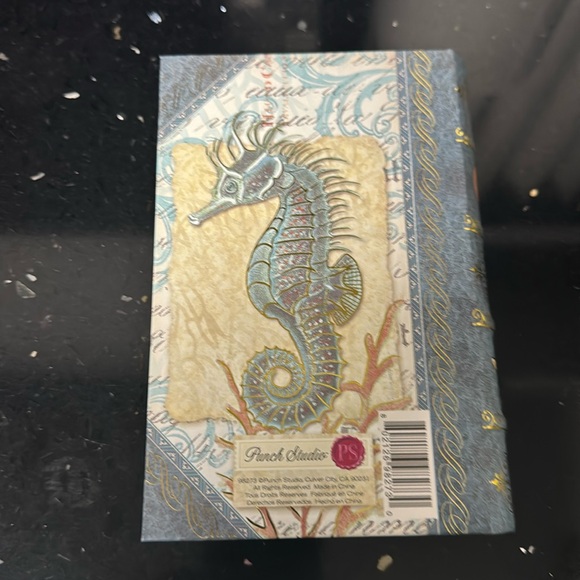 Small book box for keepsakes - Picture 3 of 7